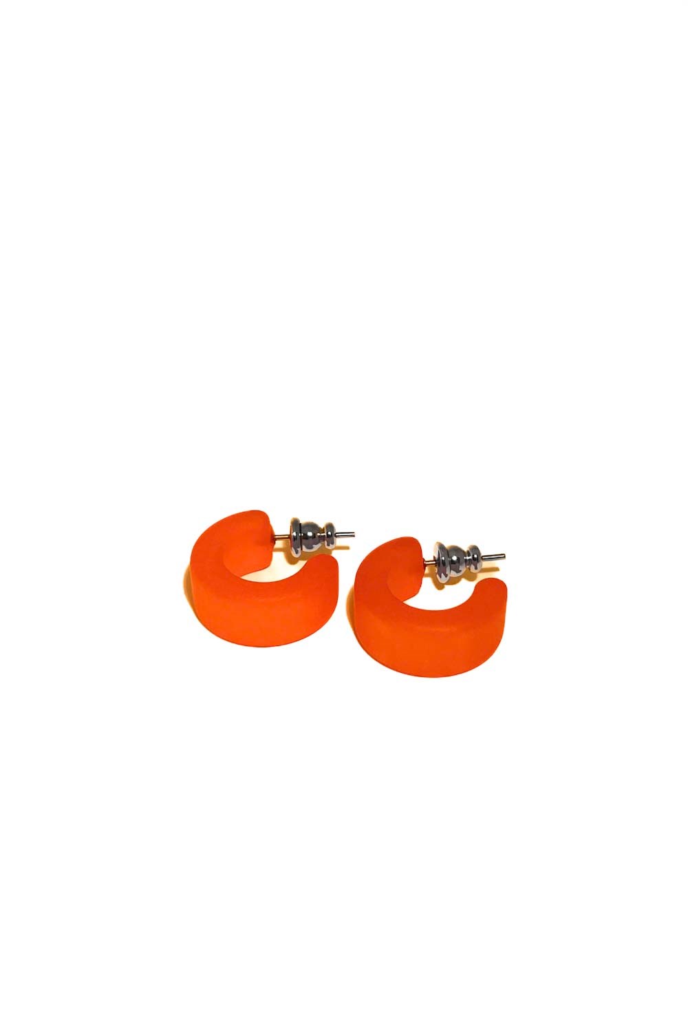 Marie smycken Earrings in resin half hoops 60s orange