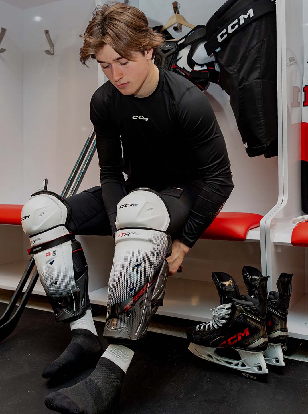 How should hockey protective gear fit for optimal comfort and performance?