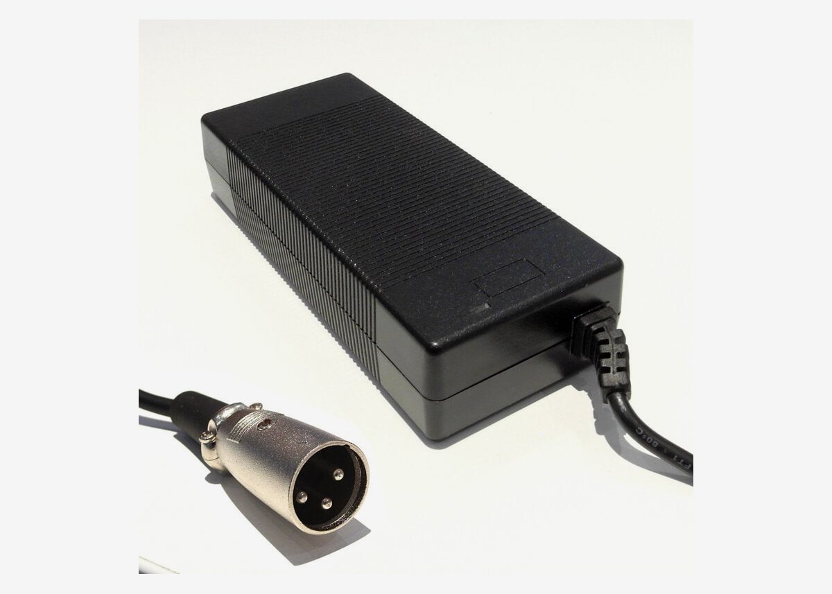 Laturi 36V 1,6A 800W sähköpotkulaudoille, joissa XLR-kontakti