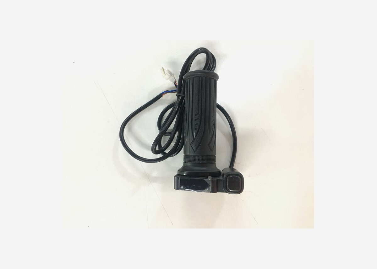 Kaasukytkin näytöllä DYU sähköpotkulaudalle