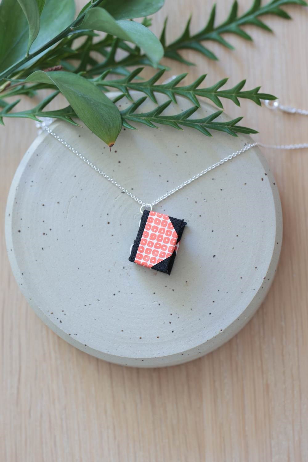 Halsband silverkedja Red cubes - miniatyrbok