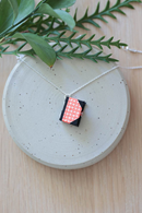 Halsband silverkedja Red cubes - miniatyrbok