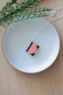 Halsband silverkedja Red cubes - miniatyrbok