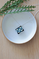 Halsband silverkedja Petrol blue triangle - miniatyrbok