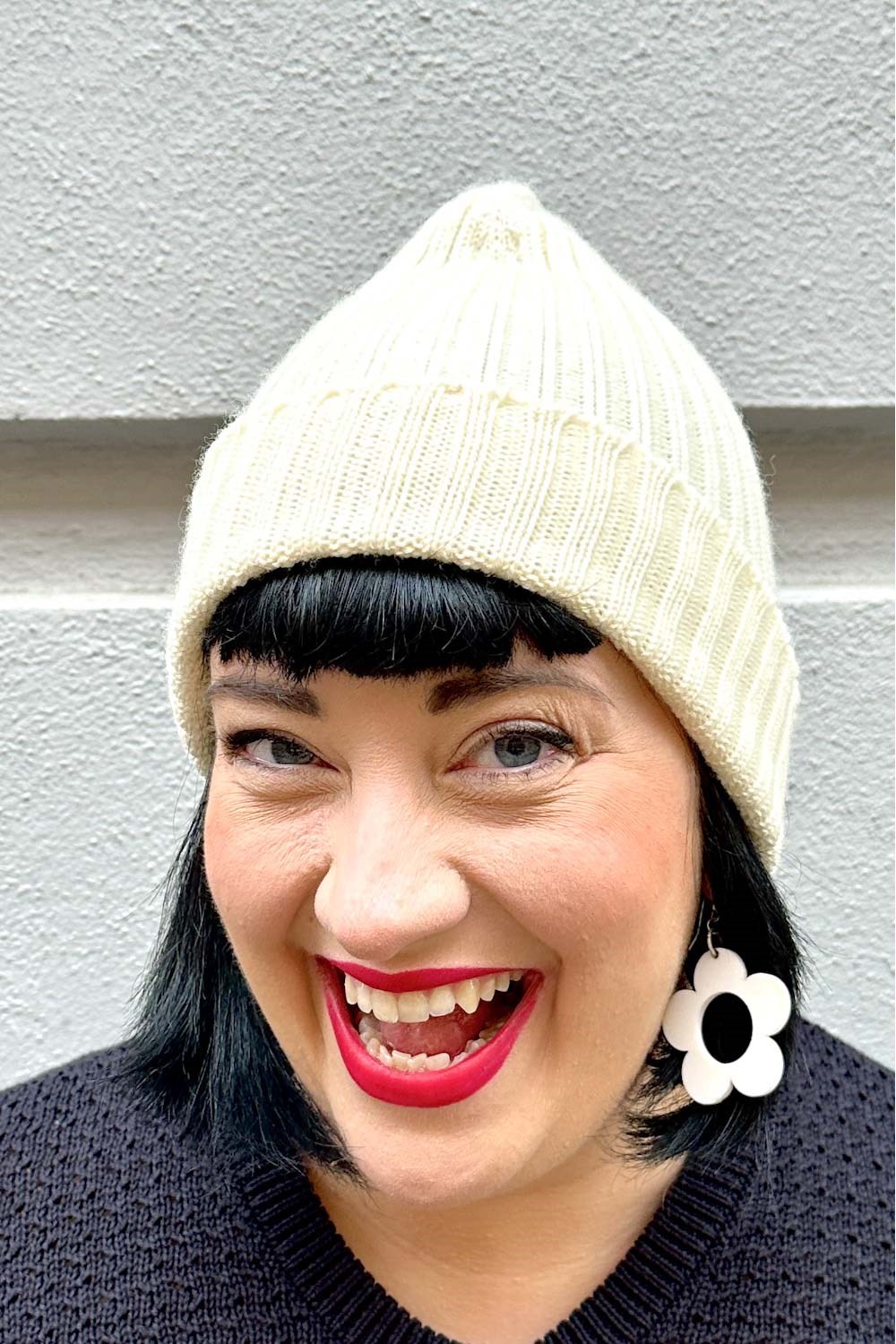 Ribbstickad mössa ull vit