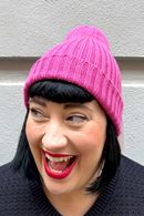 Ribbstickad mössa ull rosa