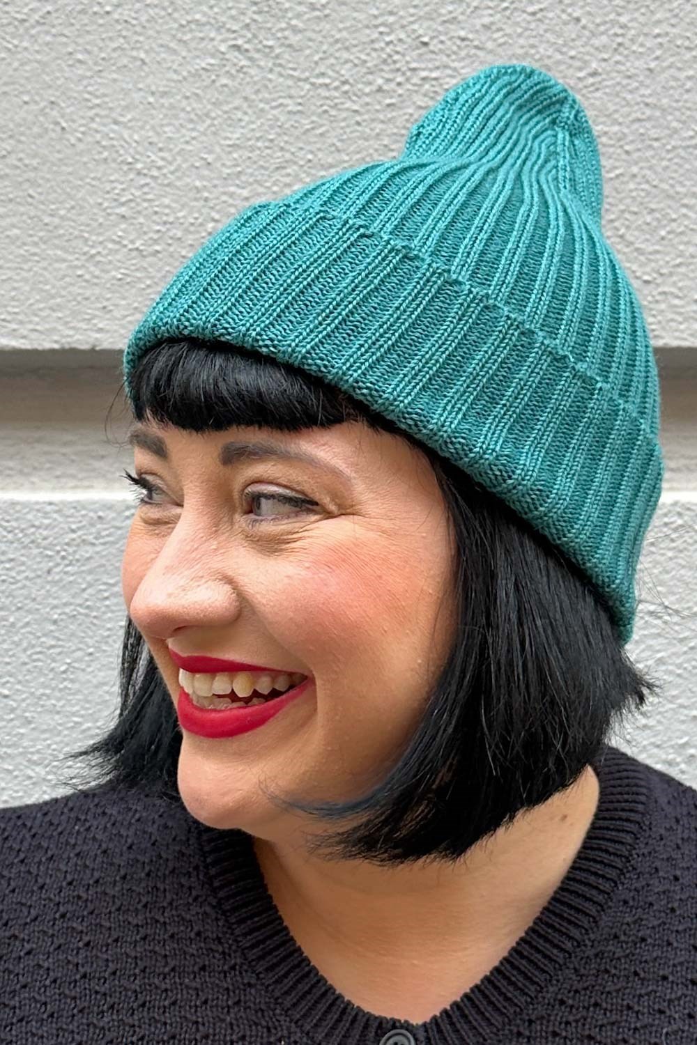 Ribbstickad mössa ull mörkturkos