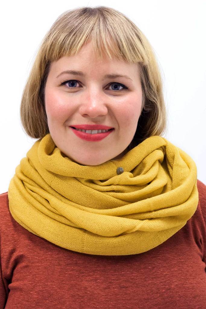 Slätstickad tubsjal senapsgul