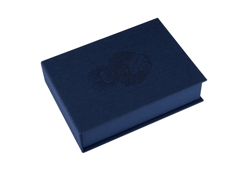 Box cloth/paper A5 Smoke blue von Sydow släktvapen prägling BLIND