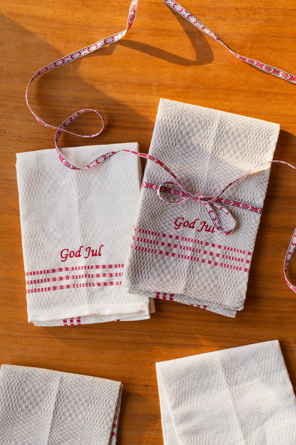 Handduk, Daladräll, blekt-röd brodyr GOD JUL