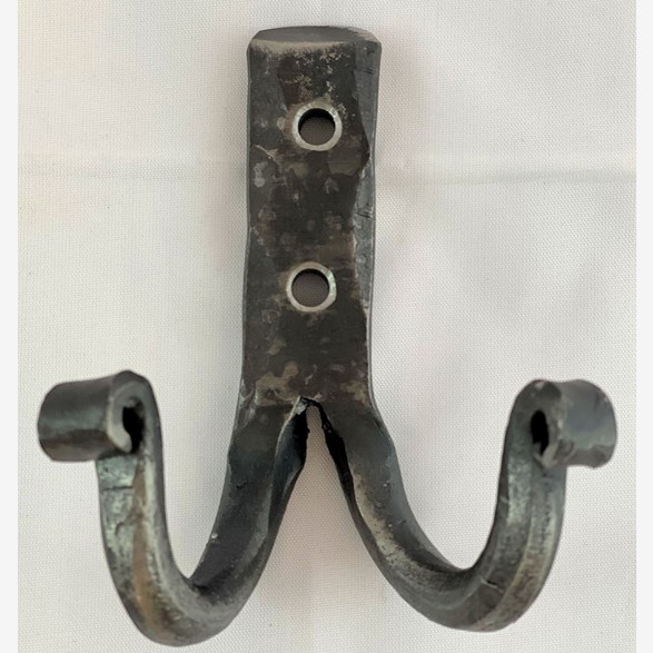 HAND WROUGHT 2-HOOK IRON 10CM