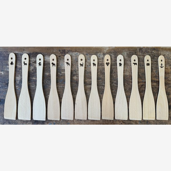 STEKSPADE 29CM OLJ.BOK UTSKUREN FIGUR