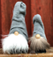 TOMTE STÅENDE MED RENSKINNSSKÄGG OCH LUVA