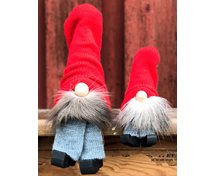 TOMTE SITTANDE MED RENSKINNSSKÄGG OCH LUVA