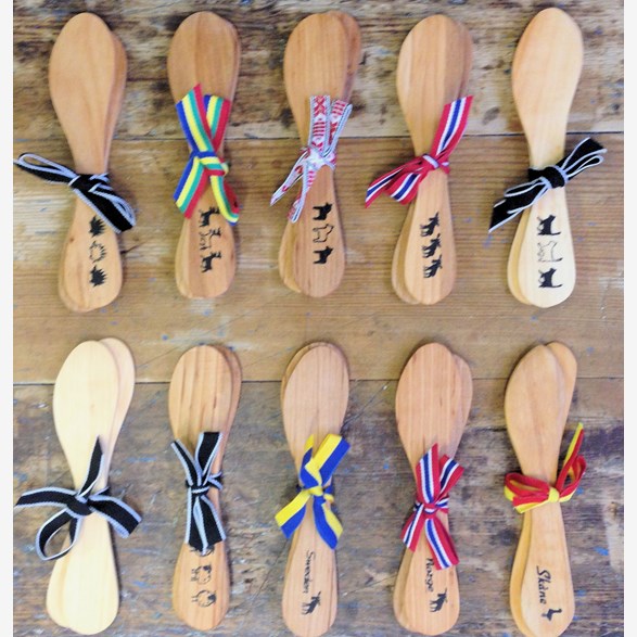 BUTTERKNIFE PAIR ALDER WITH RIBBON