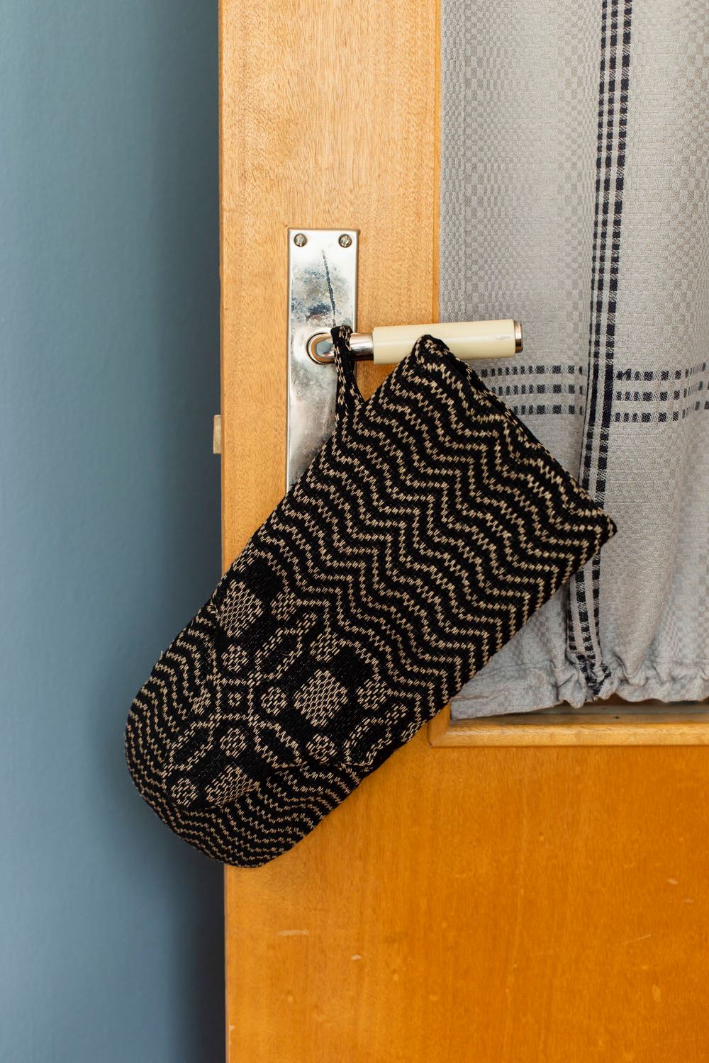 Oven Glove, Tällbergskrus, black-unbleached