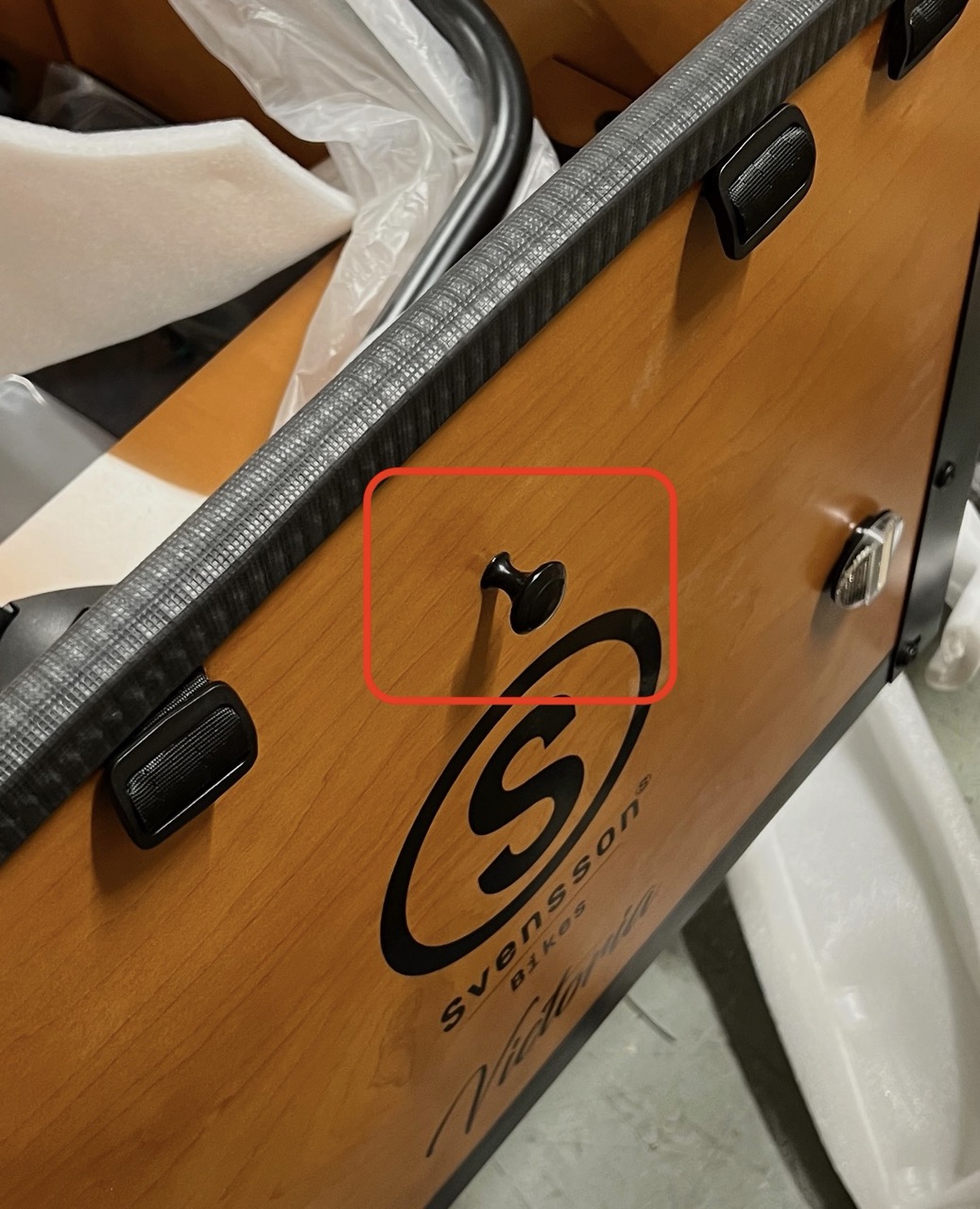 Kapellfäste korrekt monterat på utsidan av lådan