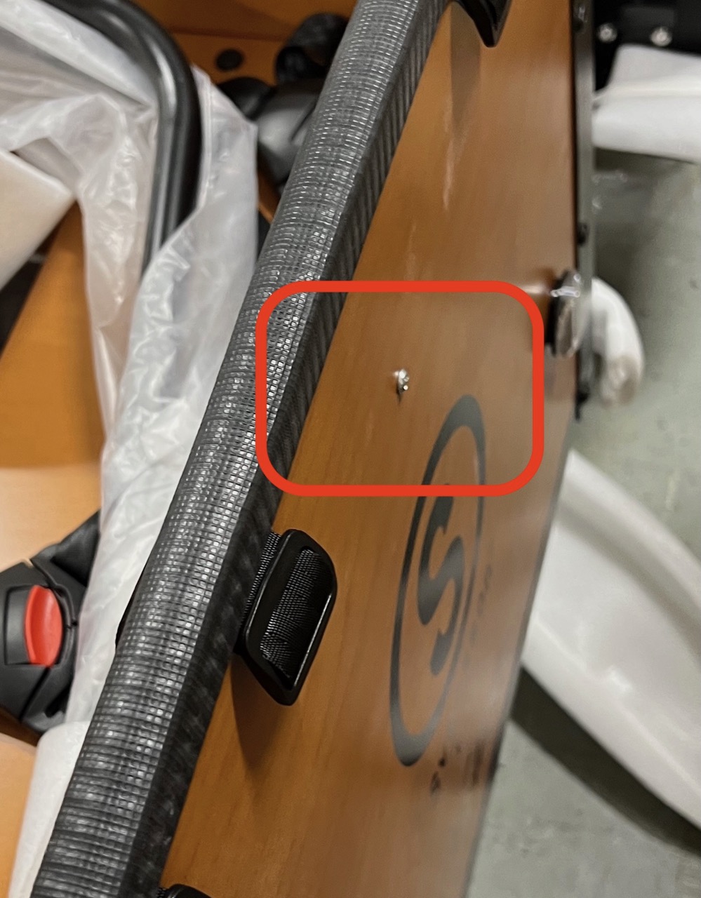 Kapellfäste monterat på insidan av lådan vid leverans