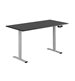 Hev og senkbart skrivebord, sveiv, grå stativ, svart bordplate, 10 størrelser