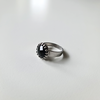 Grounded. Facetterad Svart Obsidian Ring
