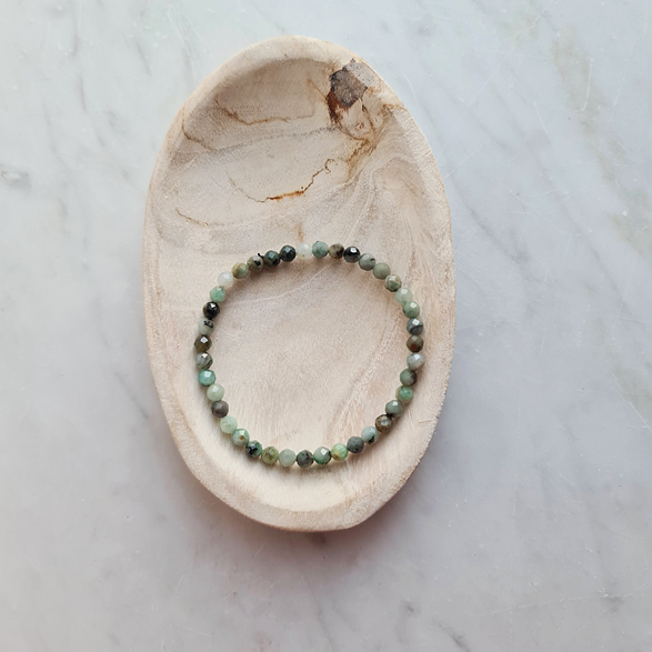Blessed Love. Facetterat Armband Smaragd