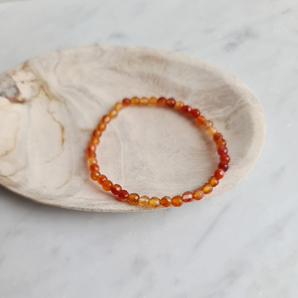 Brave. Facetterat Armband Karneol