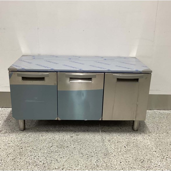Grillbänk med skåp 3 dörrar