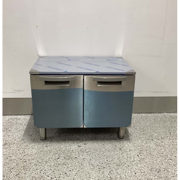 Grillbänk med skåp 2 dörrar