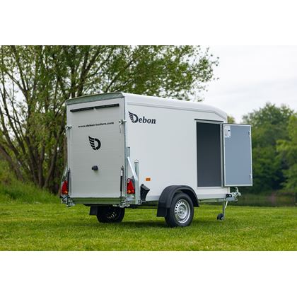 Debon C255 - vita plywoodväggar, Skåpsläp