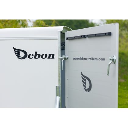 Debon C255 - vita plywoodväggar, Skåpsläp