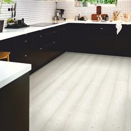 Laminatgulv Pergo Modern Plank 4V Brushed White Pine Living Expression