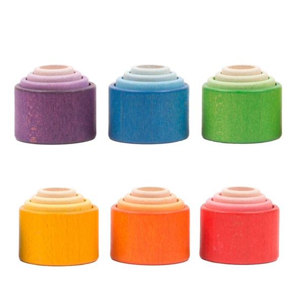 24 stapelbara skålar i regnbågsfärger (från Grapat)