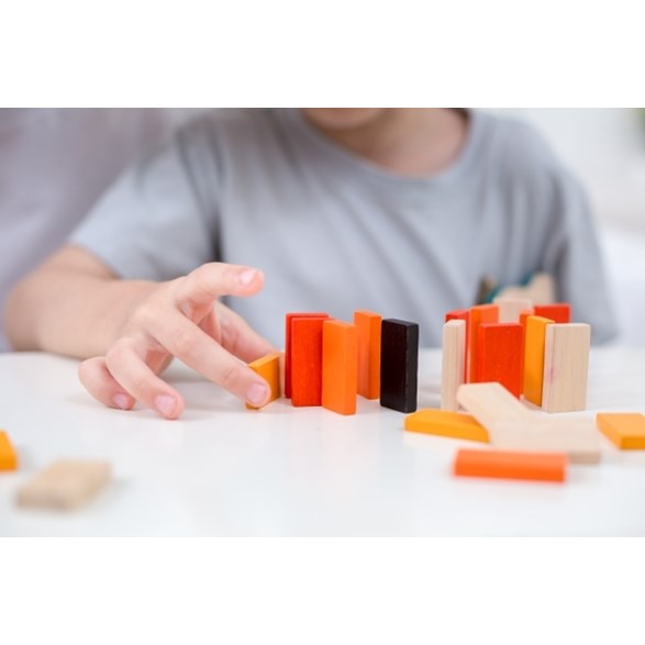Mini-domino race i metallåda