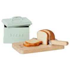 Bread box w. cutting board