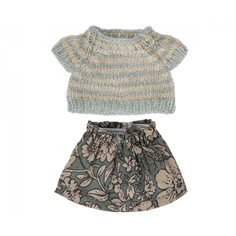 Knitted sweater and skirt for big sister mouse