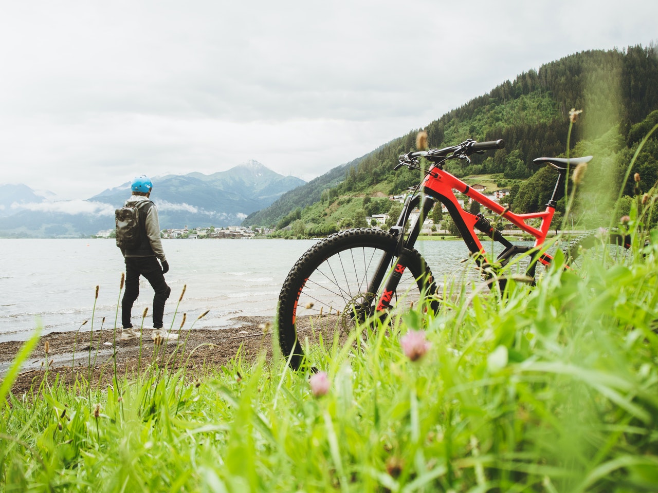 Cykel mtb vid en strand och berg