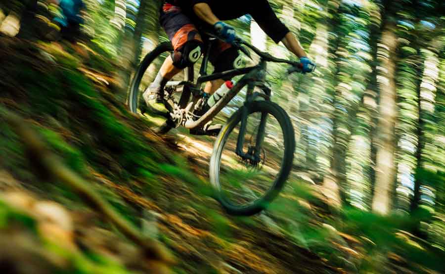 mountainbike med grepp på framdäcket