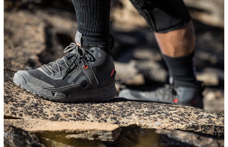 adidas Five Ten Trailcross Mid Pro Mountain Bike Shoes Men Core Black/Grey Two/Solar Red