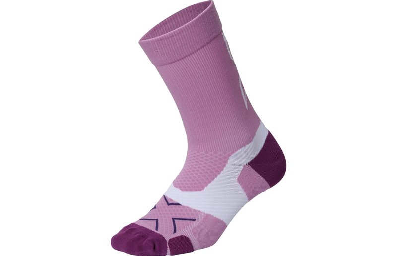 2XU Løbestrømper Vectr Light Crew Socks Unisex Pastel Pink/Wood Violet